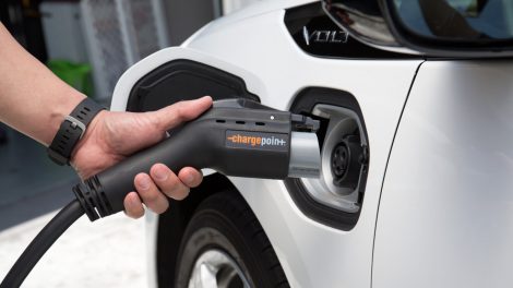 Ein Opel Ampera bei der Aufladung an einer Ladestation von ChargePoint. Foto: Chargepoint