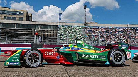 Formel E-Pilot Lucas di Grassi in seinem Rennwagen. Foto Abt Sportsline