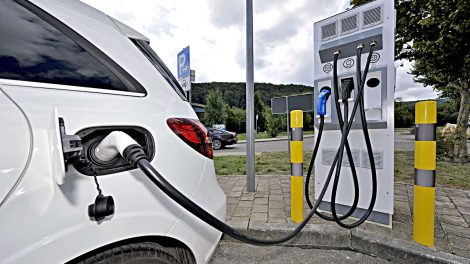 Strom tanken an der Autobahn an einer Schnelladestation. Foto: Innogy
