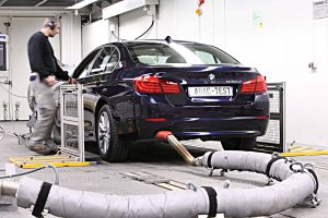 Der ADAC misst die Abgaswerte bei einem BMW. Foto: ADAC