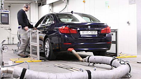 Der ADAC misst die Abgaswerte bei einem BMW. Foto: ADAC
