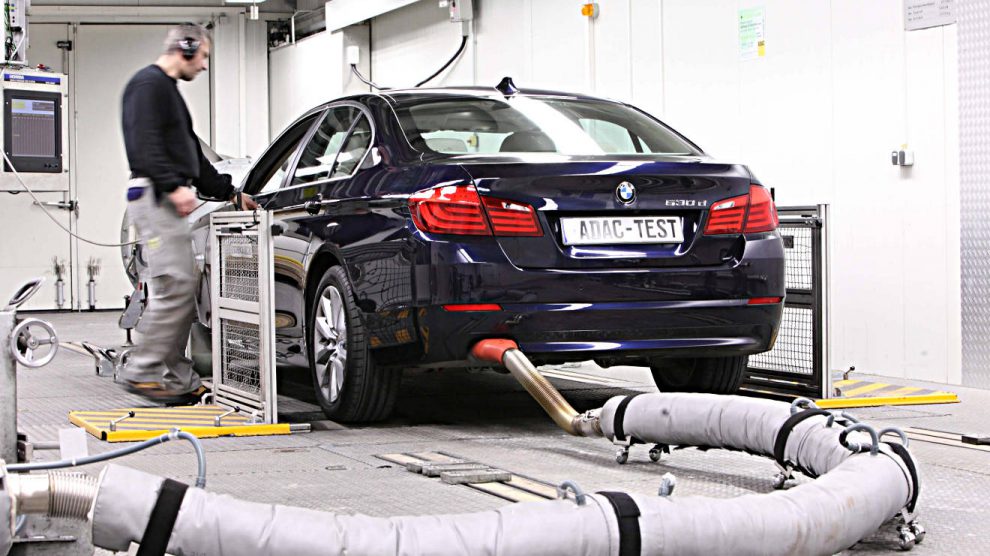Der ADAC misst die Abgaswerte bei einem BMW. Foto: ADAC