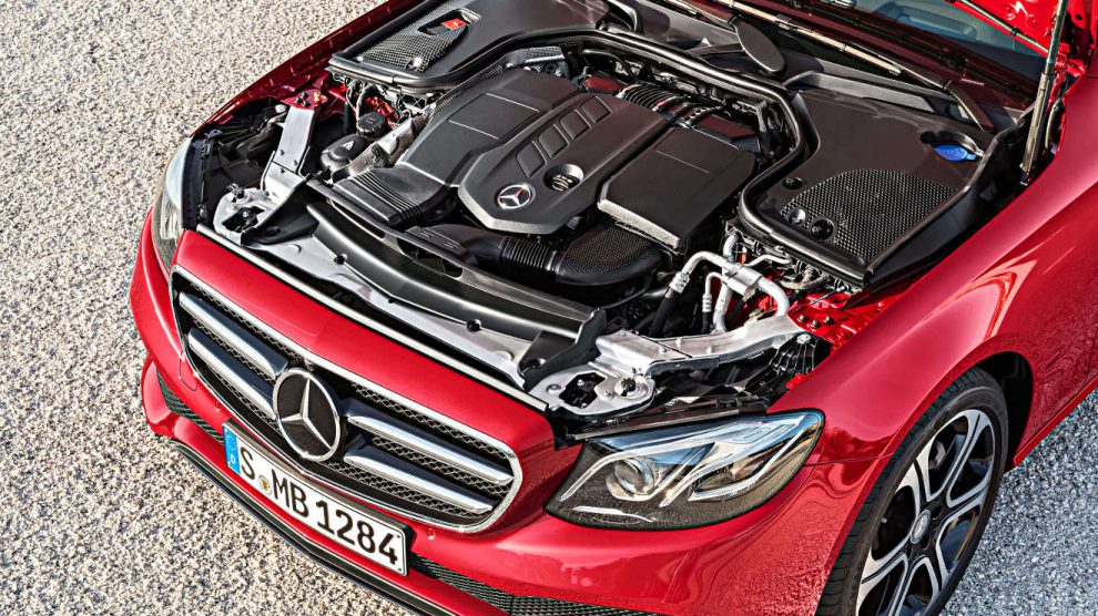 In der Mercedes E-Klasse kommt ein moderner EU6-Diesel zum Einsatz. Foto: Daimler