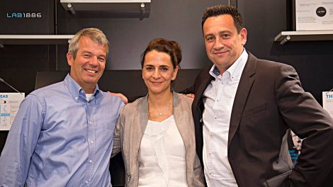 Klaus Dibbern von Flinc mit mit Susanne Hahn und Jörg Lamparter (v.l.). Foto: Daimler