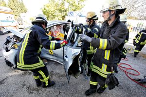 Rettung aus einem Elektroauto. Foto: ADAC/Ralph Wagner
