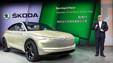 Bernhard Maier und die Studie des Skoda Vision E