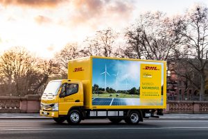 Der Fuso eCanter im Auftrag der DHL unterwegs.