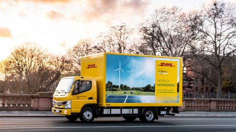 Der Fuso eCanter im Auftrag der DHL unterwegs.